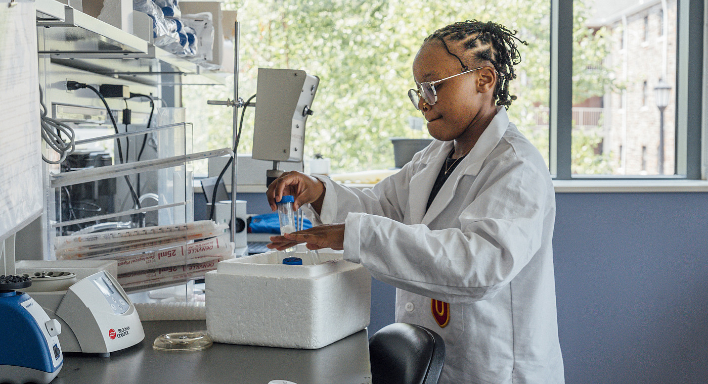 Paige Ponzo '25 does research in the lab for her Summer Fellows project.