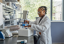 Paige Ponzo '25 does research in the lab for her Summer Fellows project.