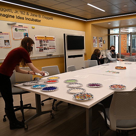 Christine Heren '22 leads a bracelet-crafting workshop to support Ukraine.