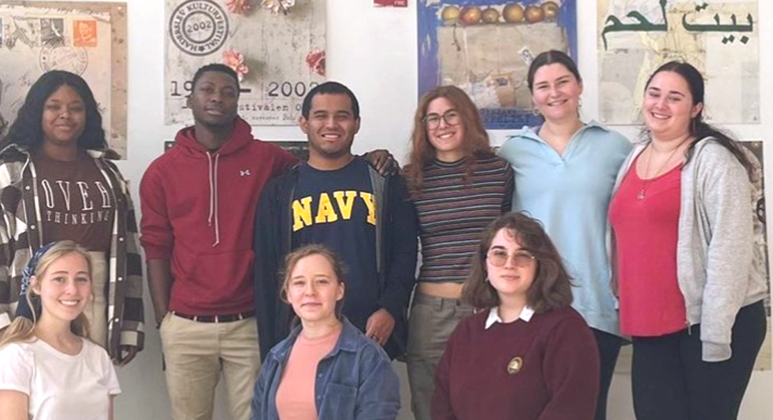 Dika in a group photo with the students of Curatorial Practices Seminar 2022.