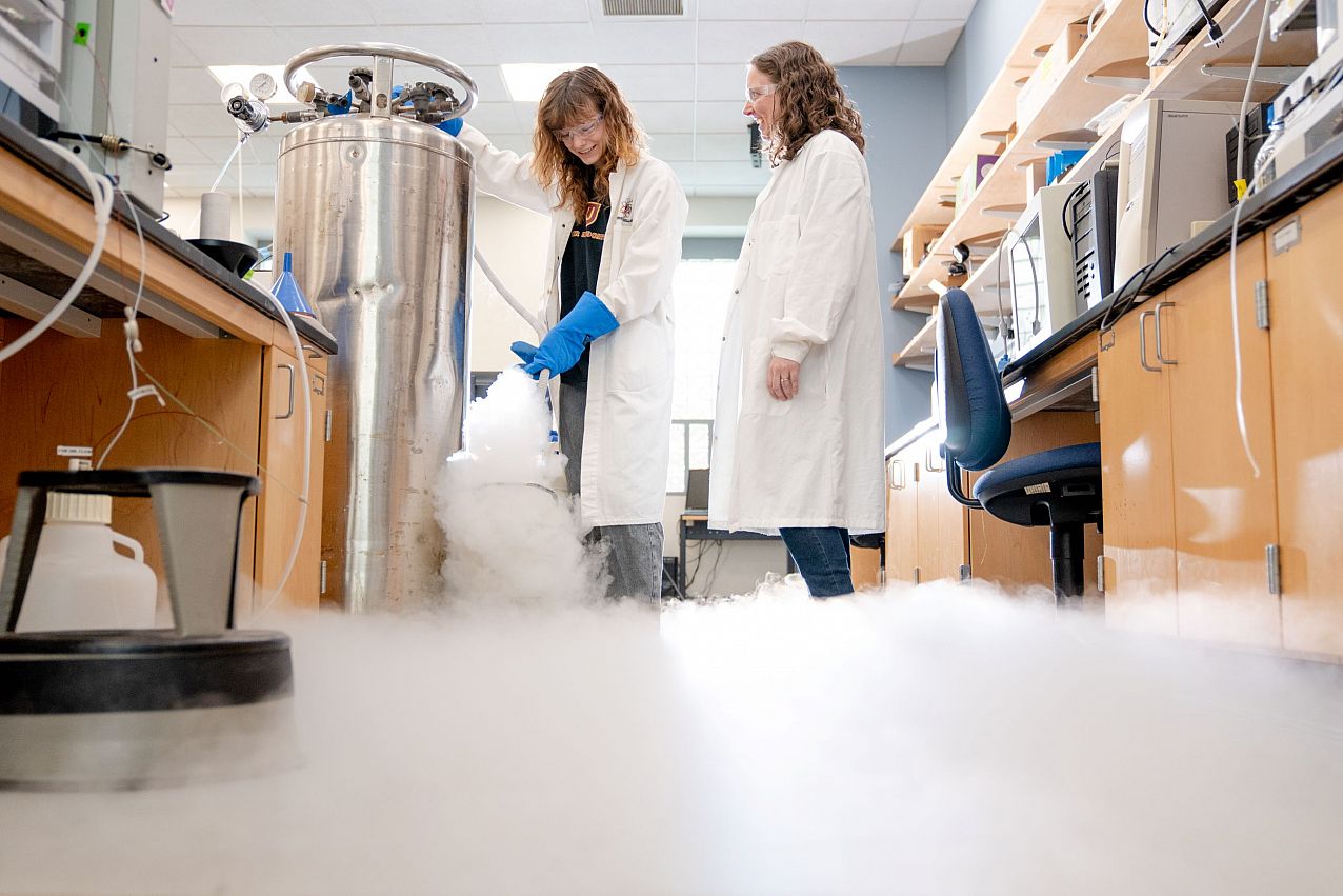 amanda reig and student in chemistry lab