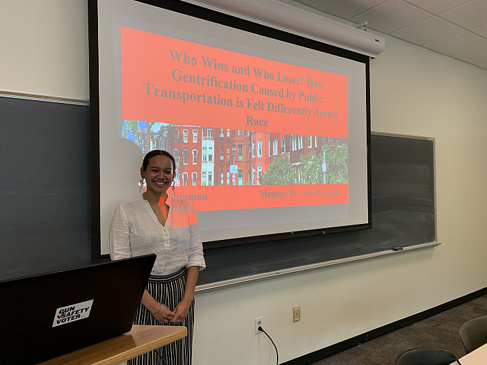 Rosina Shipman '19 presenting her research