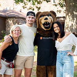 Parent and students with Ursinus bear